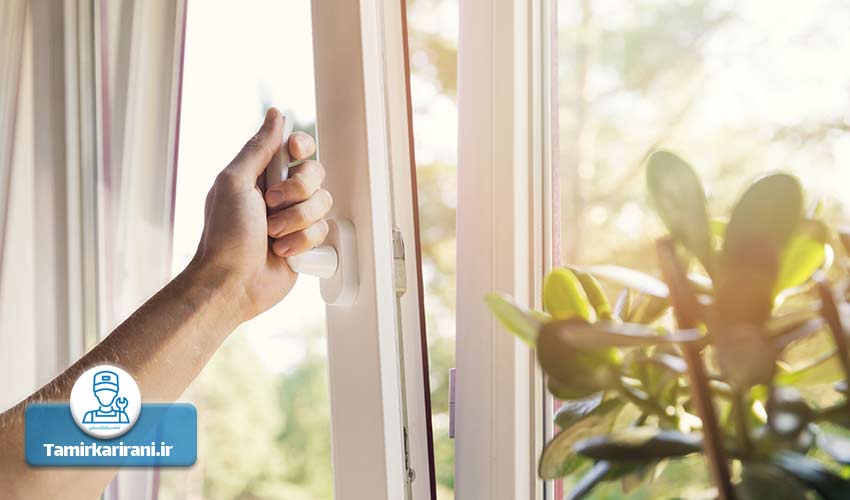 با باز کردن پنجره محیط را تهویه کنید